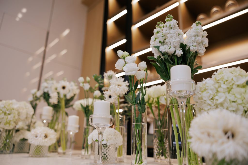 White floral table arrangement decoration