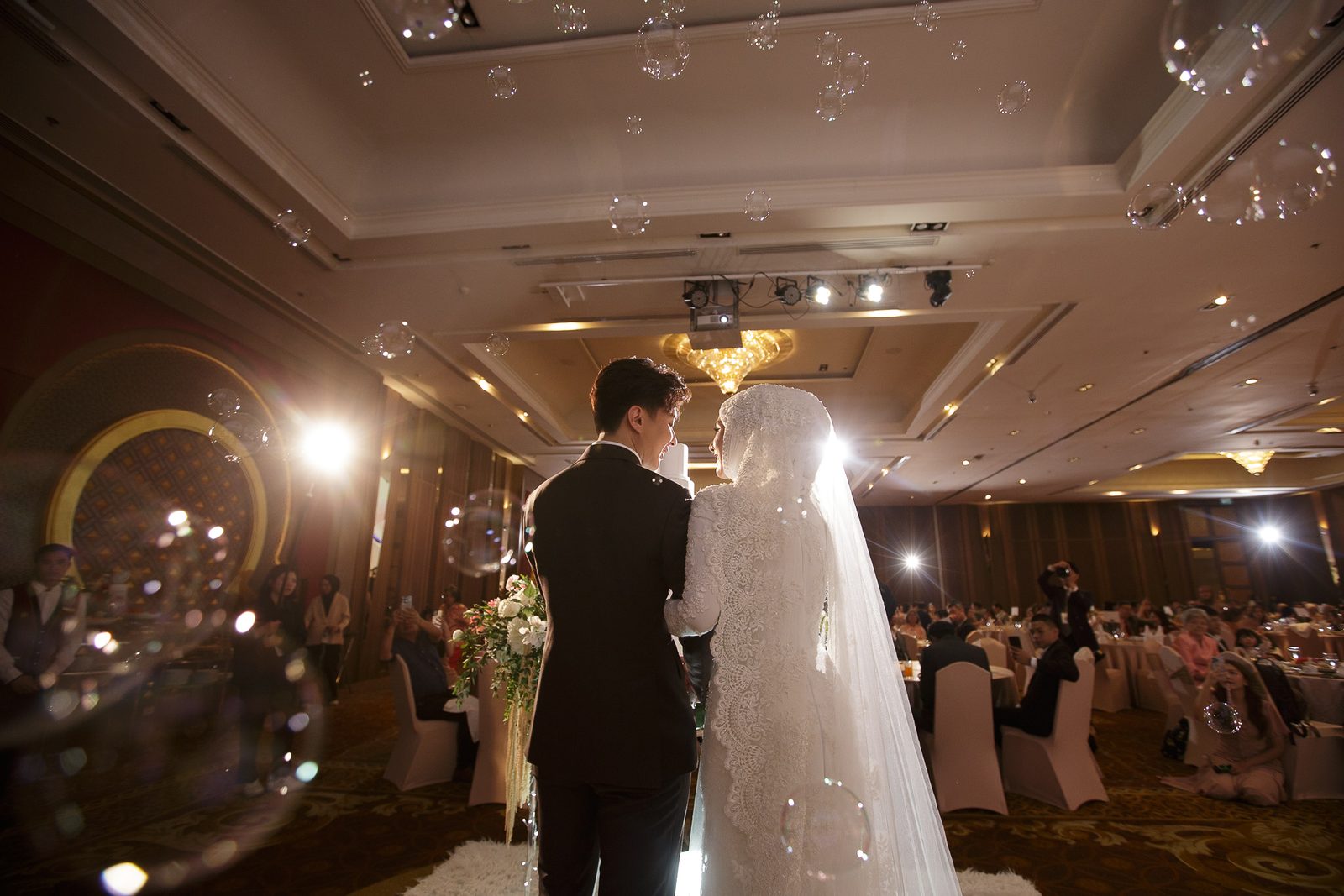งานเลี้ยงฉลองนิกะห์ เจ้าบ่าวเจ้าสาวมุสลิม ท่ามกลางแขกและฟองสบู่ จัดโดย ARAYA Nikah