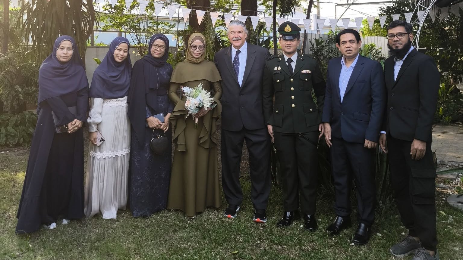 ครอบครัวร่วมยินดีในพิธีนิกะห์ ARAYA — Family celebrating a nikah with ARAYA